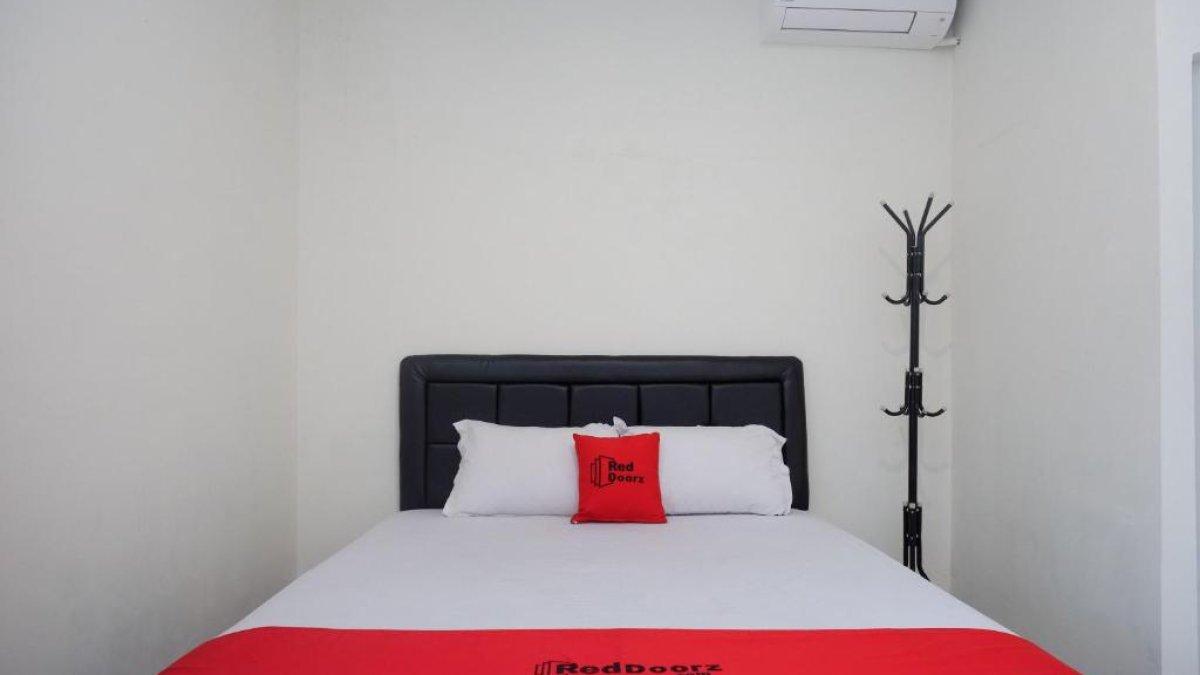 HOTEL MURAH KLATEN - Kamar penginapan di hotel murah RedDoorz Syariah near RS Soeradji Pemuda Klaten.