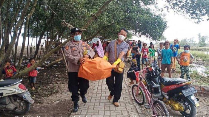 Petugas Polsek Pakuhaji, Kabupaten Tangerang mengevakuasi potongan tubuh yang diduga penumpang pesawat Sriwijaya Air SJ 182 yang ditemukan di sekitar Pantai Kis, Selasa (19/1/2021)