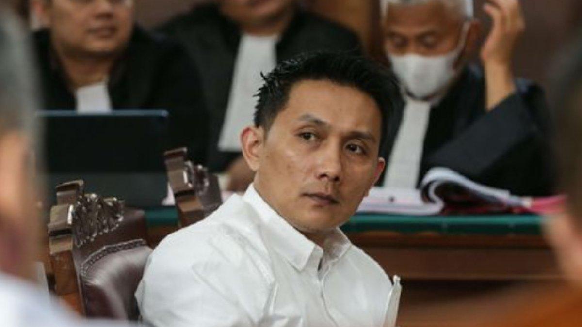 Anak buah Ferdy Sambo, Chuck Putranto kini resmi bebas setelah dipenjara 3 bulan, langsung liburan.