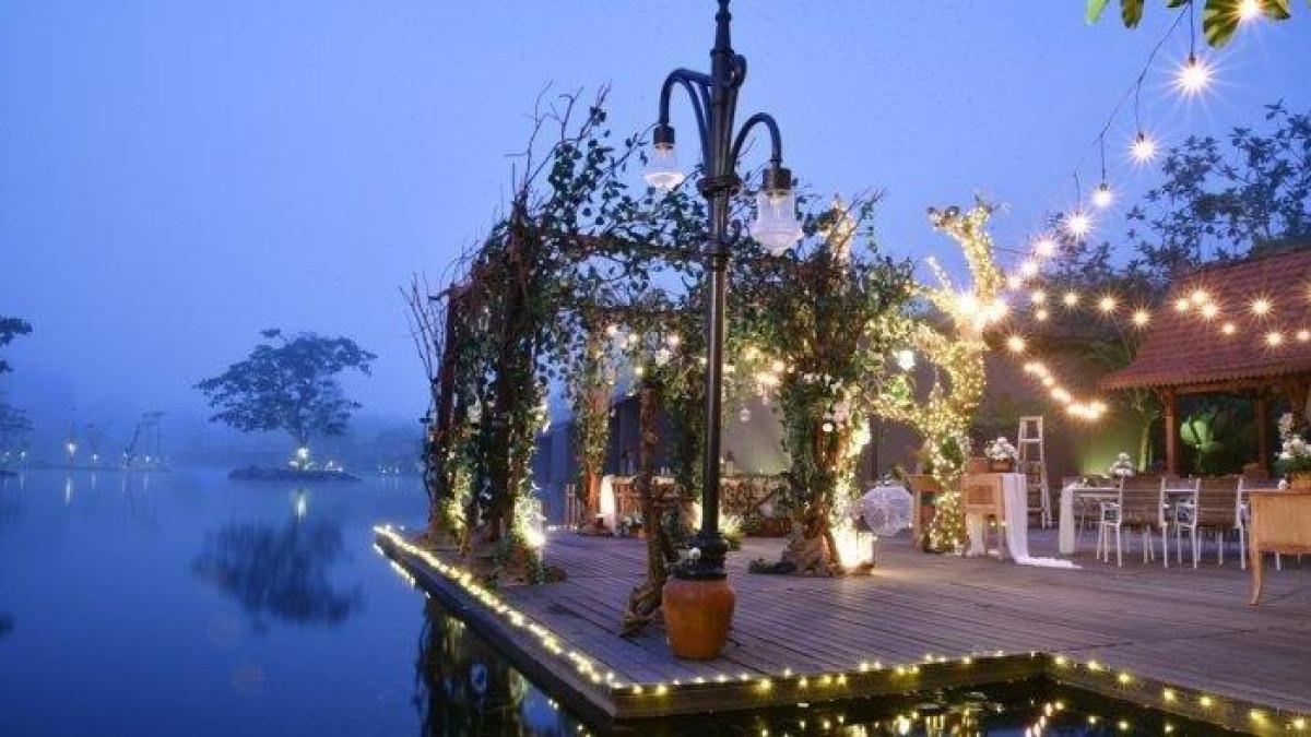 RESTORAN JOGJA - Nikmati malam pergantian tahun di pinggir Danau di The Westlake Resort Yogyakarta dengan kembang api, dinner dan kostum a la Cow Boy.
