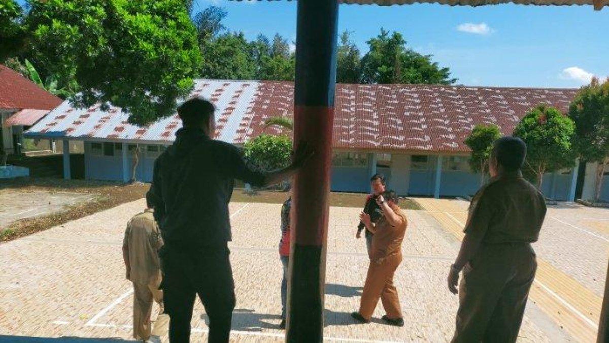 Anggota Polsek PUT saat mendatangi TKP penganiayaan guru oleh orangtua siswa, Selasa (1/8/2023).