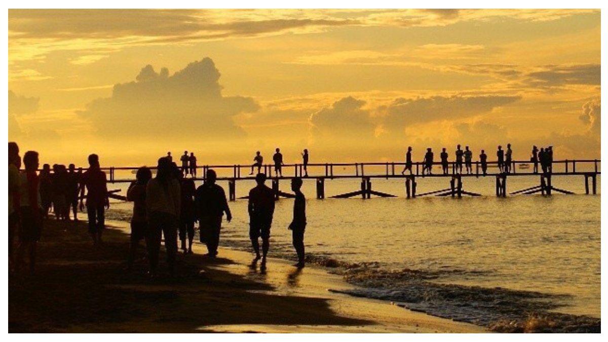 Pemandangan Pantai Angsana saat sore hari