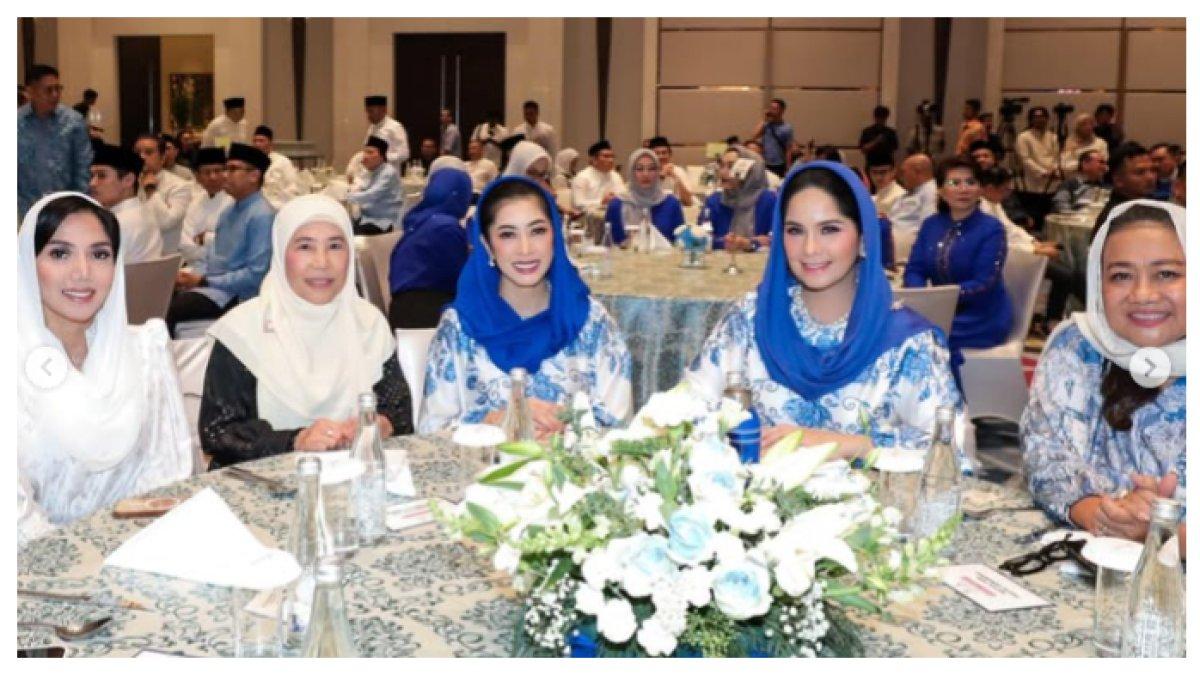 BUSANA KEMBAR - Annisa Pohan dan Aliya Rajasa kompak menggunakan busana kembar saat buka bersama. Busana yang dipilih pun dengan motif floral dan bahan satin.