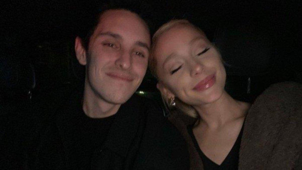 Surat kabar TMZ mengabarkan Ariana Grande dan Delton Gomez akan segera bercerai setelah 2 tahun menikah, Selasa (17/7/2023).