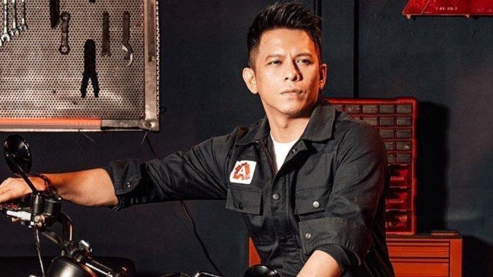 Ariel NOAH ditanya soal hal-hal remeh dalam kehidupannya sehari-hari. Misalnya kapan Ariel terakhir mencuci baju sendiri, minuman yang dikonsumsi saat bangun tidur hingga cemilan favorit.