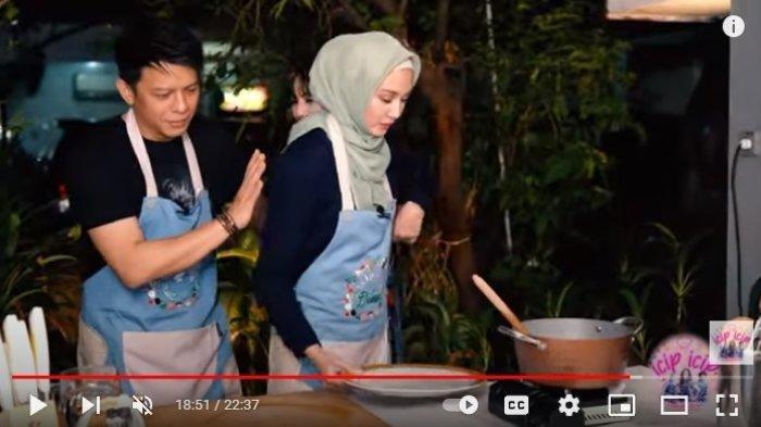 Ariel Noah sempat digosipkan dekat dengan Dina Lorenza