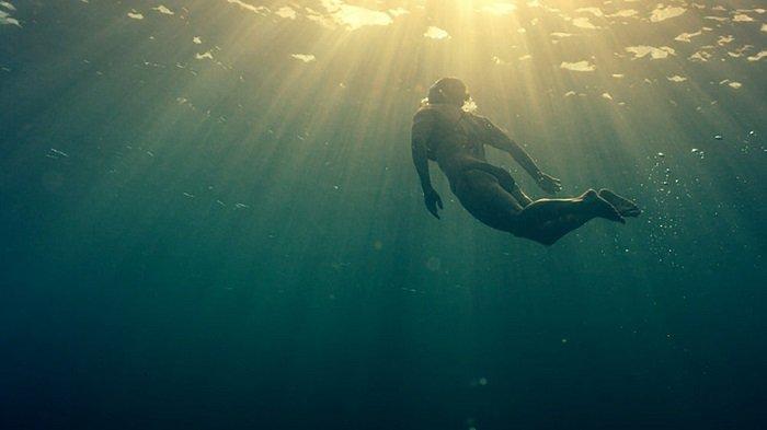 Ilustrasi berenang di laut.