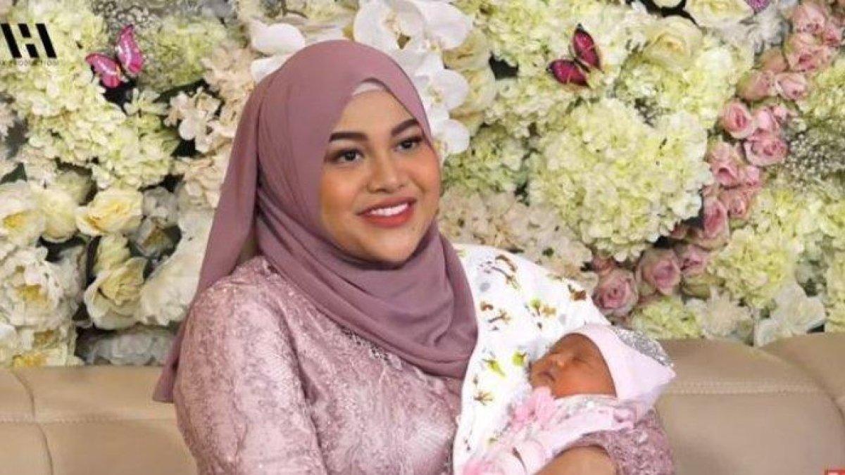 Aurel Hermansyah saat menggendong anaknya, Ameena Hanna Nur Atta.