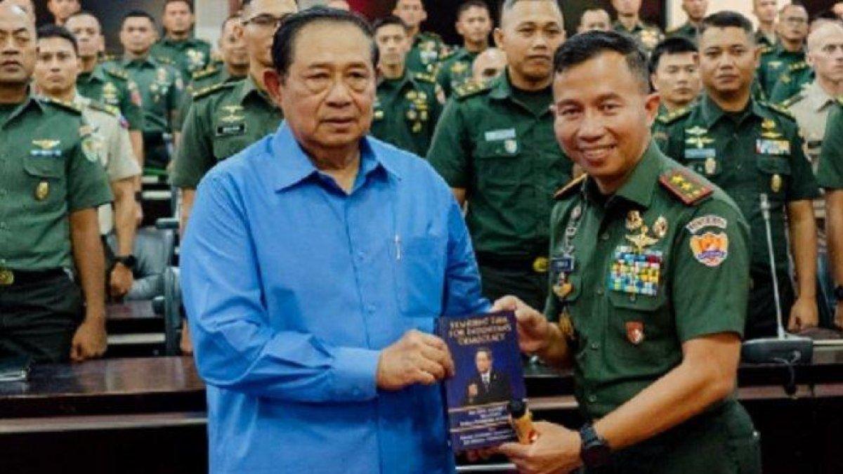 TERIMA BUKU SBY- Mayjen TNI Edwin Adrian Sumantha menerima buku dari Presiden RI ke-6, Susilo Bambang Yudhoyono berjudul 