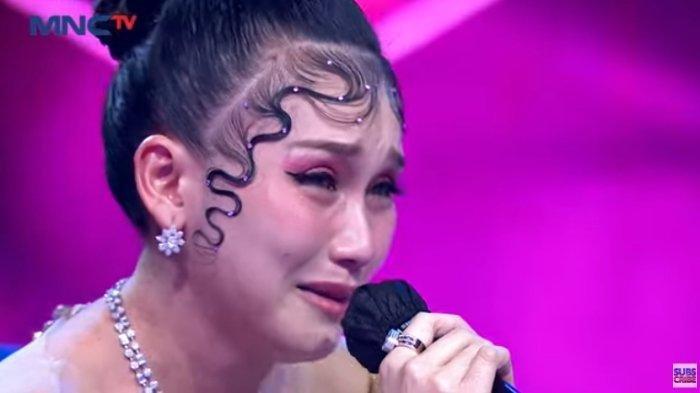 Ayu Ting Ting berderai air mata saat bernyanyi lagu Bunga Pengantin di ajang KDI 2022.