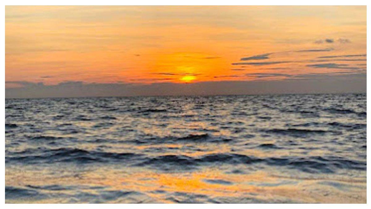 Pemandangan matahari terbenam di Pantai Bahari Jawai
