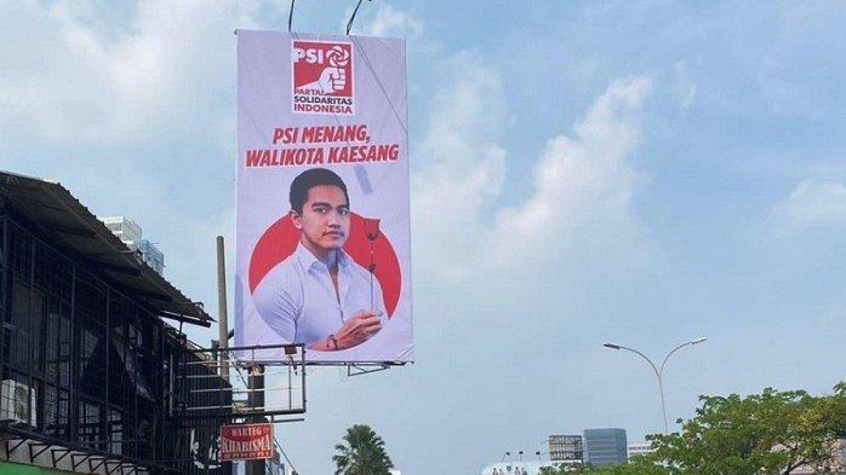 DPD Partai Solidaritas Indonesia (PSI) Kota Depok memasang baliho dukungan kepada putra bungsu Presiden Joko Widodo, Kaesang Pangarep, untuk maju sebagai calon wali kota Depok.