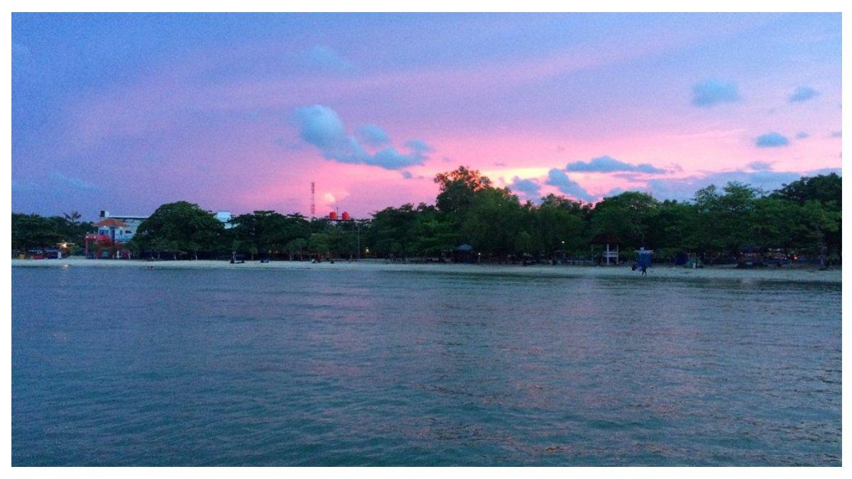 Suasana senja di Pantai Bandengan