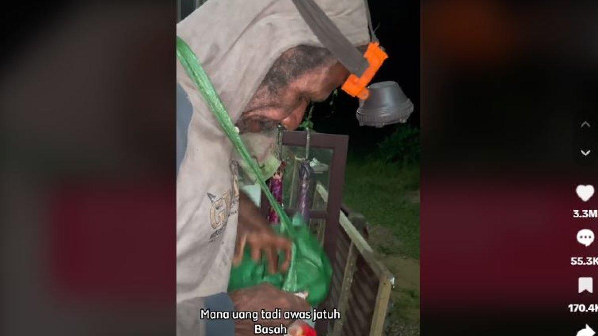 Bapak-bapak jualan ikan malam-malam