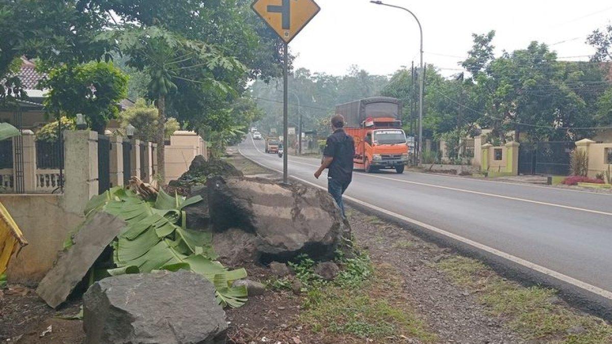 batu batu berukuran besar di tempat kecelakaan vokalis repvblik, Ruri Wantogia.