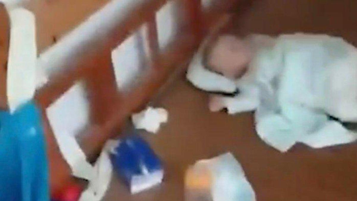Bayi ditampar oleh ayahnya sendiri di China.
