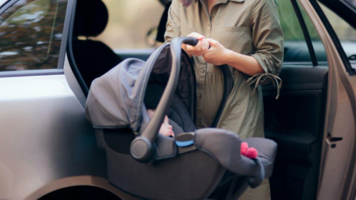 Bayi yang diajak naik mobil.