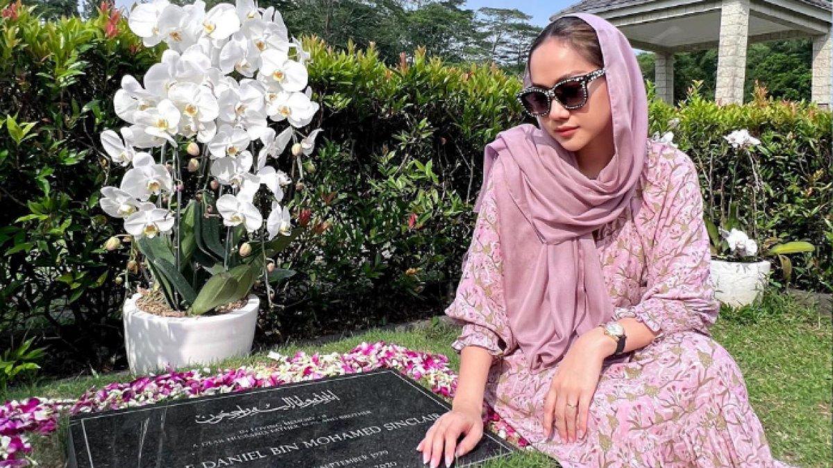 BCL saat berziarah ke makam Ashraf Sinclair.