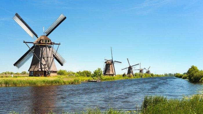 Kincir angin, salah satu ciri khas dan pesona Netherland atau Belanda (dulu namanya Holland).