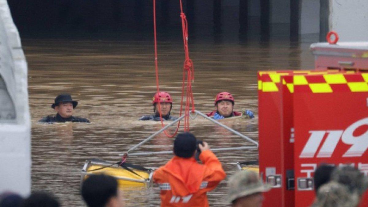 Belasan mobil terjebak banjir di underpass di Korea Selatan