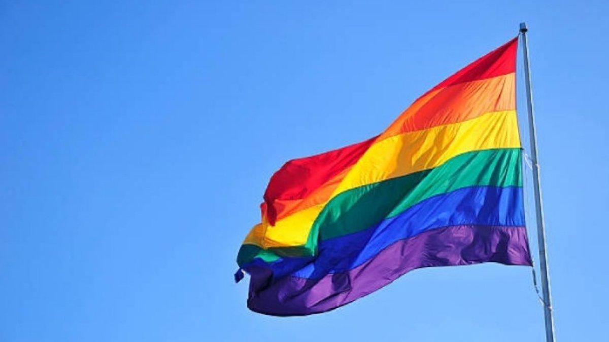 Bendera pelangi yang diidentifikasikan sebagai simbol LGBT