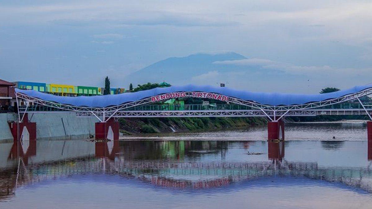 Jembatan kaca di Bendung Tirtonadi yang menjadi latar belakang foto favorit.