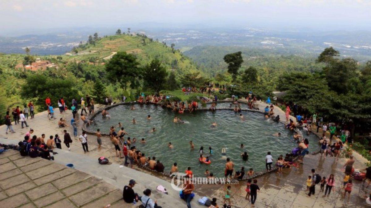 WISATA SEMARANG - Ada banyak cara yang dilakukan untuk mengisi liburan akhir pekan, salah satunya dengan berenang di Kawasan Wisata Umbul Sidomukti.