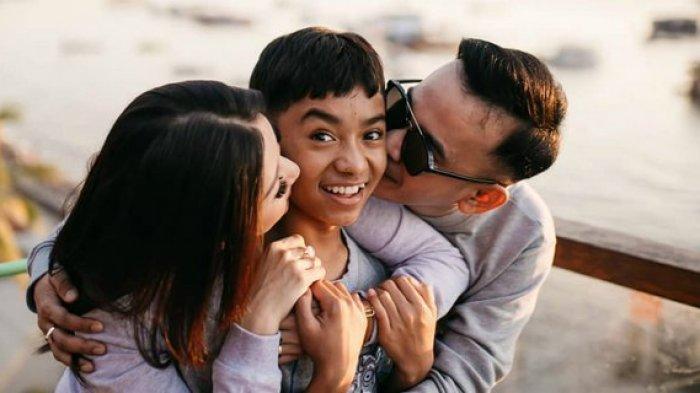 Betrand Peto diapit Bunda Sarwendah dan Ruben Onsu