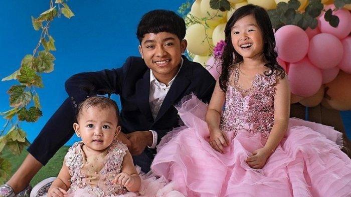 Betrand Peto, Thalia dan Thania,- 5 fakta terbaru perceraian Ruben Onsu, tak disangka ayah angkat Betrand Peto masih rutin berkunjung ke rumah Sarwendah.