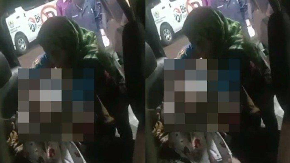 Bidan membantu ibu hamil yang melahirkan di dalam taksi.