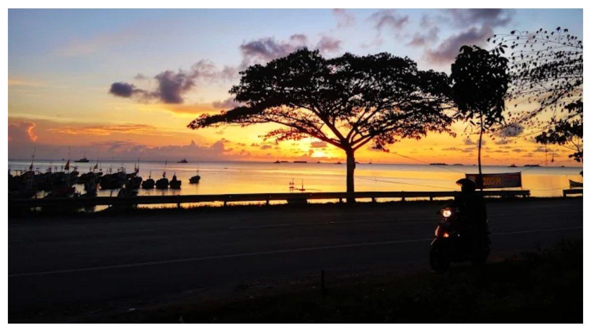 Pemandangan Pantai Binangun dari jalan raya saat sore hari