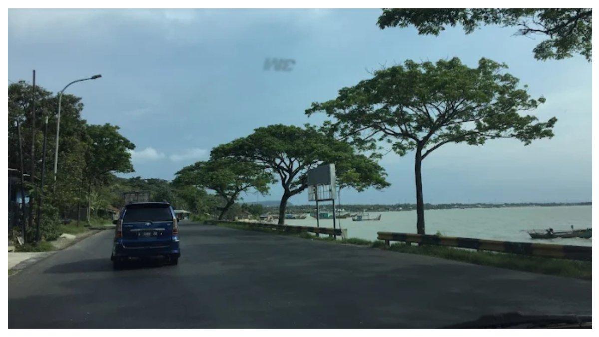 Lokasi Pantai Binangun yang persis di tepi jalan raya pantura