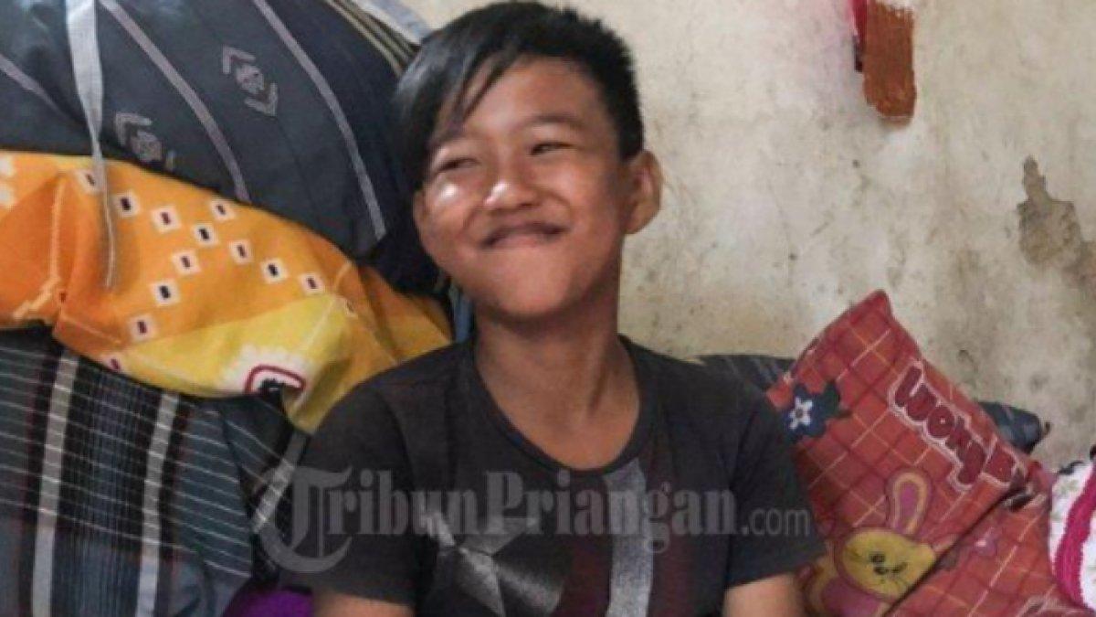 Bocah 12 tahun ini putus sekolah demi bisa bekerja jualan tahu bulat keliling belasan kilometer untuk membeli obat ginjal ibunya.