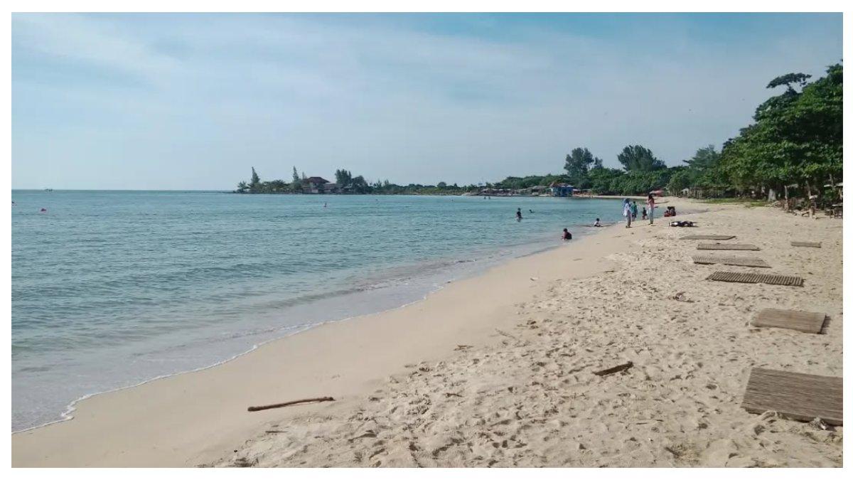 Suasana di sekitar bibir Pantai Bondo