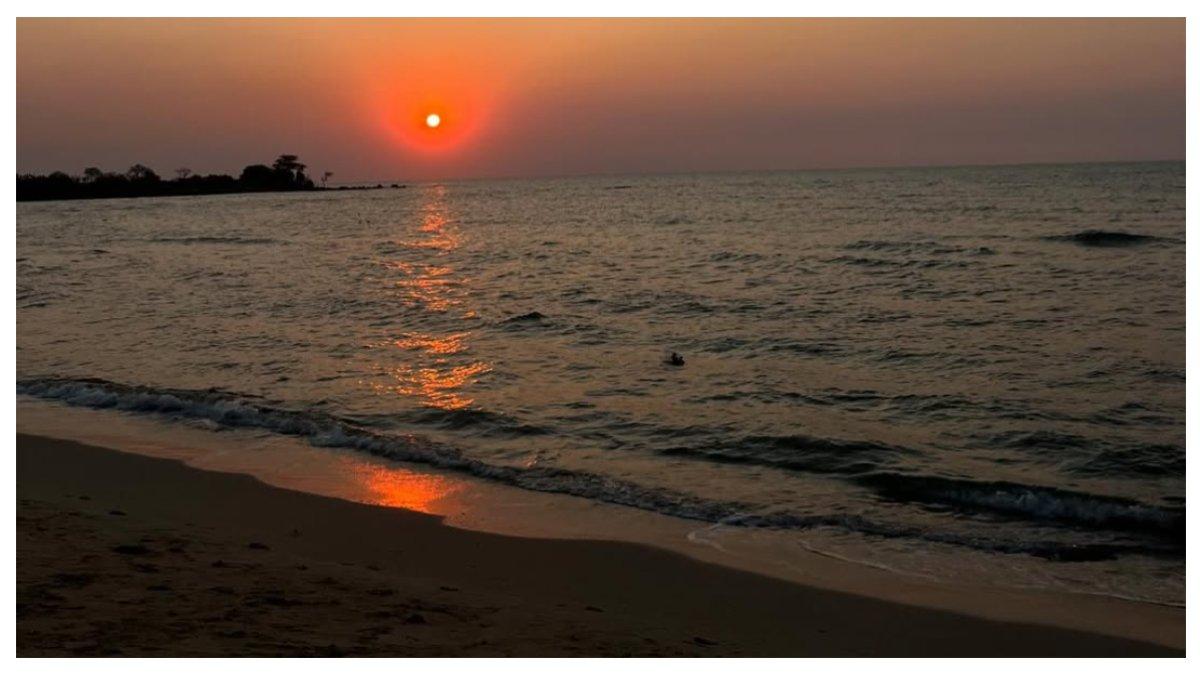 Suasana sore hari di Pantai Bondo saat matahari terbenam