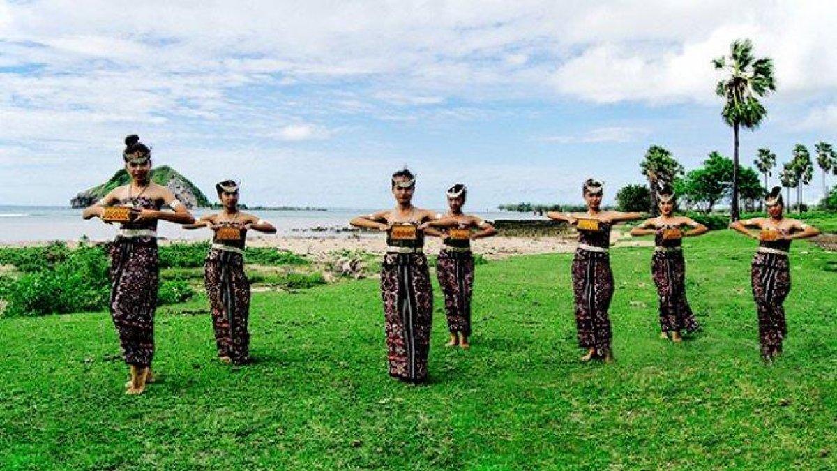 Gadis Rote saat membawakan tarian lokal