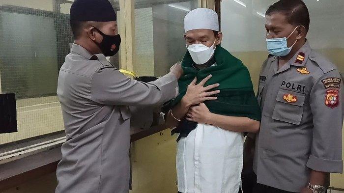 JH (47), tersangka kasus pelecehan seksual yang mendekam di tahanan Mapolres Metro Jakarta Utara, mendapatkan hadiah seperangkat alat salat usai menjalani proses khitanan pada Selasa (9/3/2021).