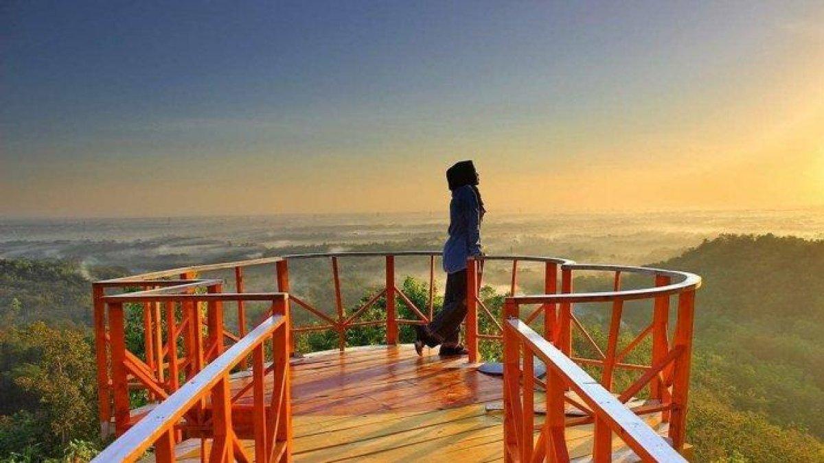 Bukit Cinta Watu Prahu merupakan tempat wisata instagramable yang berlokasi di Desa Gunung Gajah, Kecamatan Bayat, Kabupaten Klaten, Jawa Tengah.