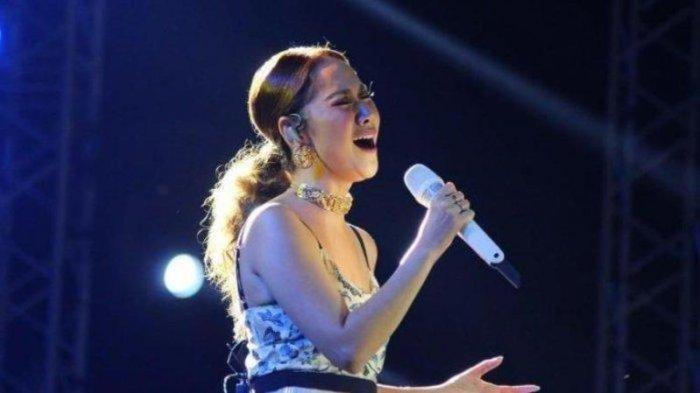 Bunga Citra Lestari (BCL) tetap melanjutkan konsernya di Singapura pada 19 dan 20 Agustus 2022 tanpa manajer yang tertangkap narkoba.