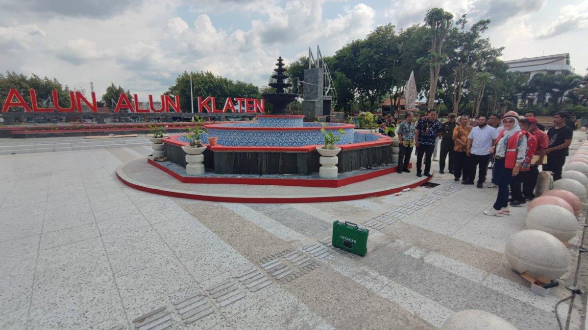 Bupati Klaten Sri Mulyani memantau alun-alun Klaten sebagai persiapan salat Idul Fitri