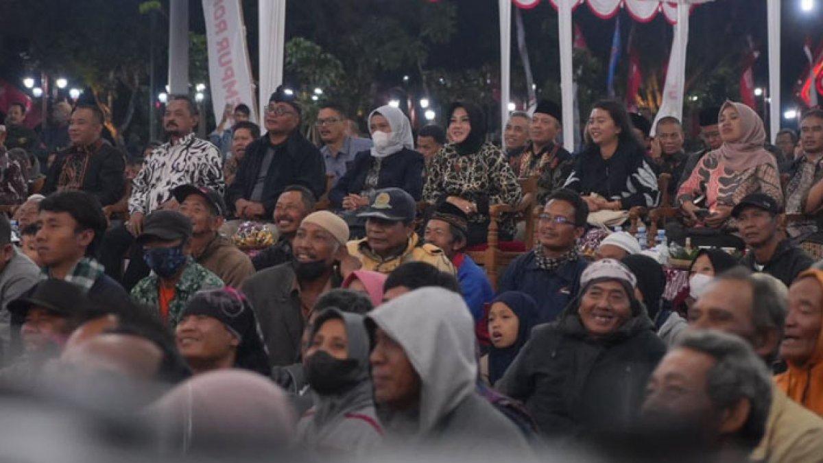 Bupati Klaten, Sri Mulyani nikmati pagelaran wayang kulit