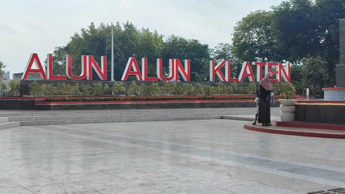 ALUN-ALUN KLATEN - Bupati Klaten Sri Mulyani memantau alun-alun Klaten sebagai persiapan salat Idul Fitri