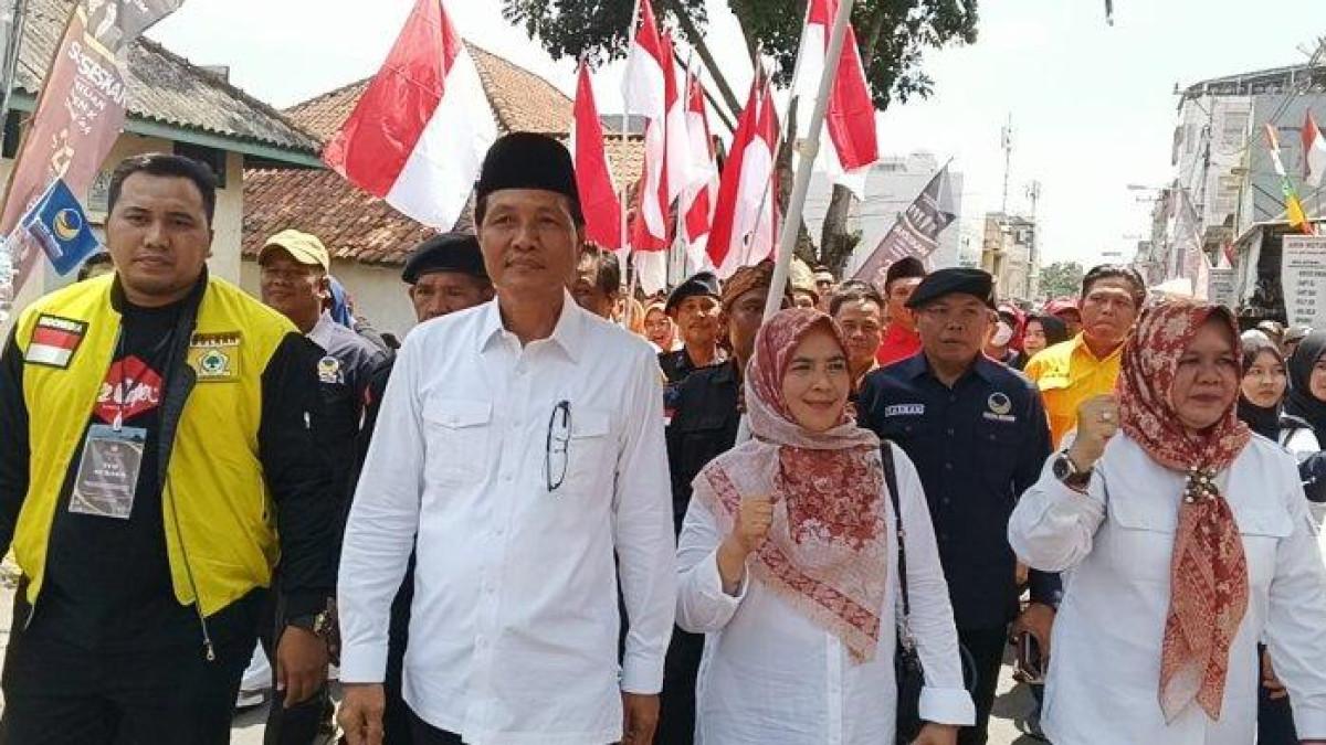 SOSOK KEPALA DAERAH - Bupati & Wakil Bupati Muara Enim 2025, H Edison SH MHum dan Ir Hj Sumarni MSi, memilih berjalan kaki dari lokasi deklarasi untuk mendaftar Pilkada sebagai Calon Bupati & Wakil Bupati Muara Enim 2024 ke Kantor KPU Muara Enim, Rabu (28/8/2024).