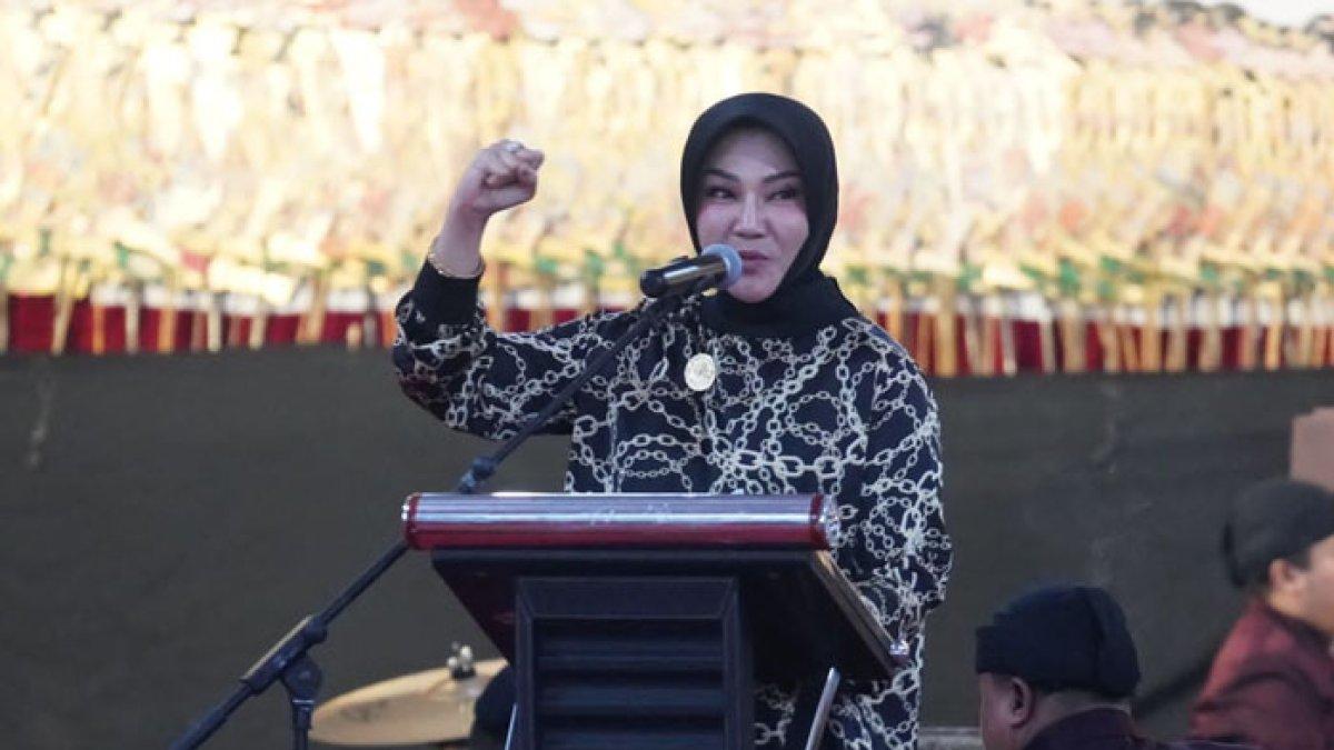 Bupati Sri Mulyani saat nonton wayang