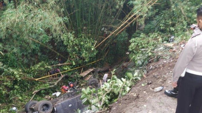 Bus pariwisata CTU B 7701 TGA yang terjun ke jurang di jalan raya Rajapolah, Kabupaten Tasikmalaya, Sabtu (25/6/2022) dini hari, masih teronggok di dasar jurang. Ini daftar nama tiga korban meninggal dunia.