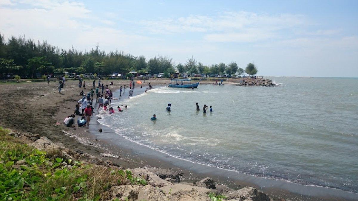 Suasana di sekitar Pantai Cahaya