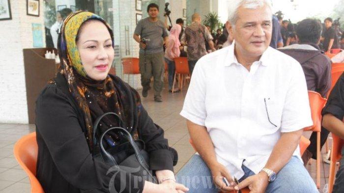 CAMELIA MALIK DAN HARRY CAPRI, melakukan klarifikasi soal perceraiannya kepada wartawan di Rumah makan Warung Komando, Jalan Sharjo, Jakarta Selatan, Senin (6/5).