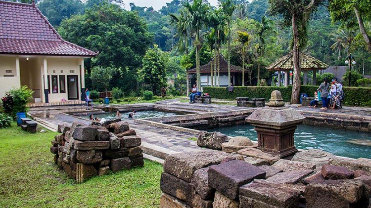 WISATA DI MAGELANG - Batuan candi di samping kolam pemandian Candi Umbul Magelang.