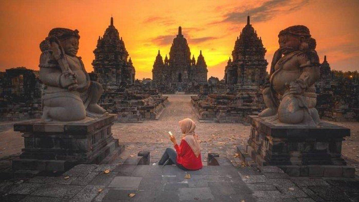 WISATA SEJARAH KLATEN: Pengunjung foto di spot instagramable saat mengunjungi candi sewu