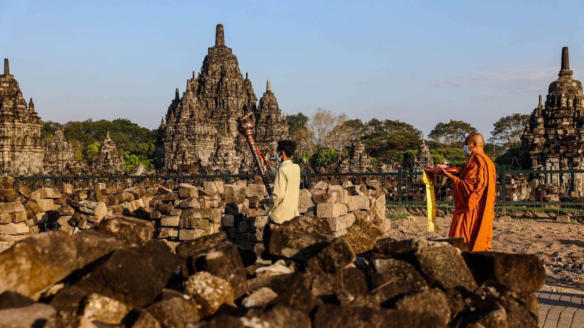 WISATA SEJARAH KLATEN: Bhiku melakukan ritual pradaksina, memutari candi sebanyak tiga kali searah jarum jam saat perayaan Tri Suci Waisak 2565 BE di Candi Sewu, Klaten, Jawa Tengah
Kompascom+ baca berita tanpa iklan: https://kmp.im/plus6
Download aplikasi: https://kmp.im/app6
